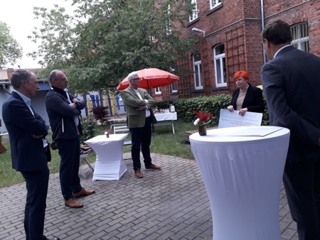 Freudiger Scheck - 25.000 Euro für den KiK e.V.