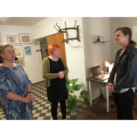 Mit Luftballons und Laptop