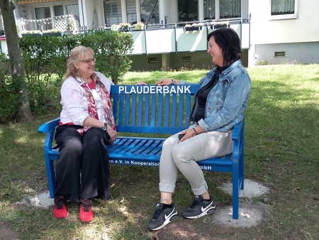 Platznehmen auf unserer neuen, blauen Plauderbank im Stadtteilgebiet "Johannesplatz"